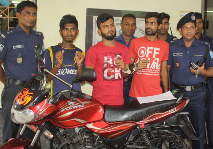 ব্ল্যাকমেইলিংয়ের অভিযোগে গ্রেফতার ৩ ,হোন্ডা উদ্ধার