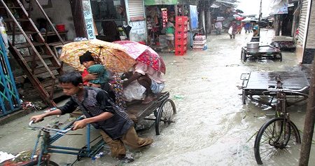 কলাপাড়ায় ভেড়ী বাঁধ ভেঙ্গে রাস্তায় টপকিয়ে বাজারে পানি প্রবেশ